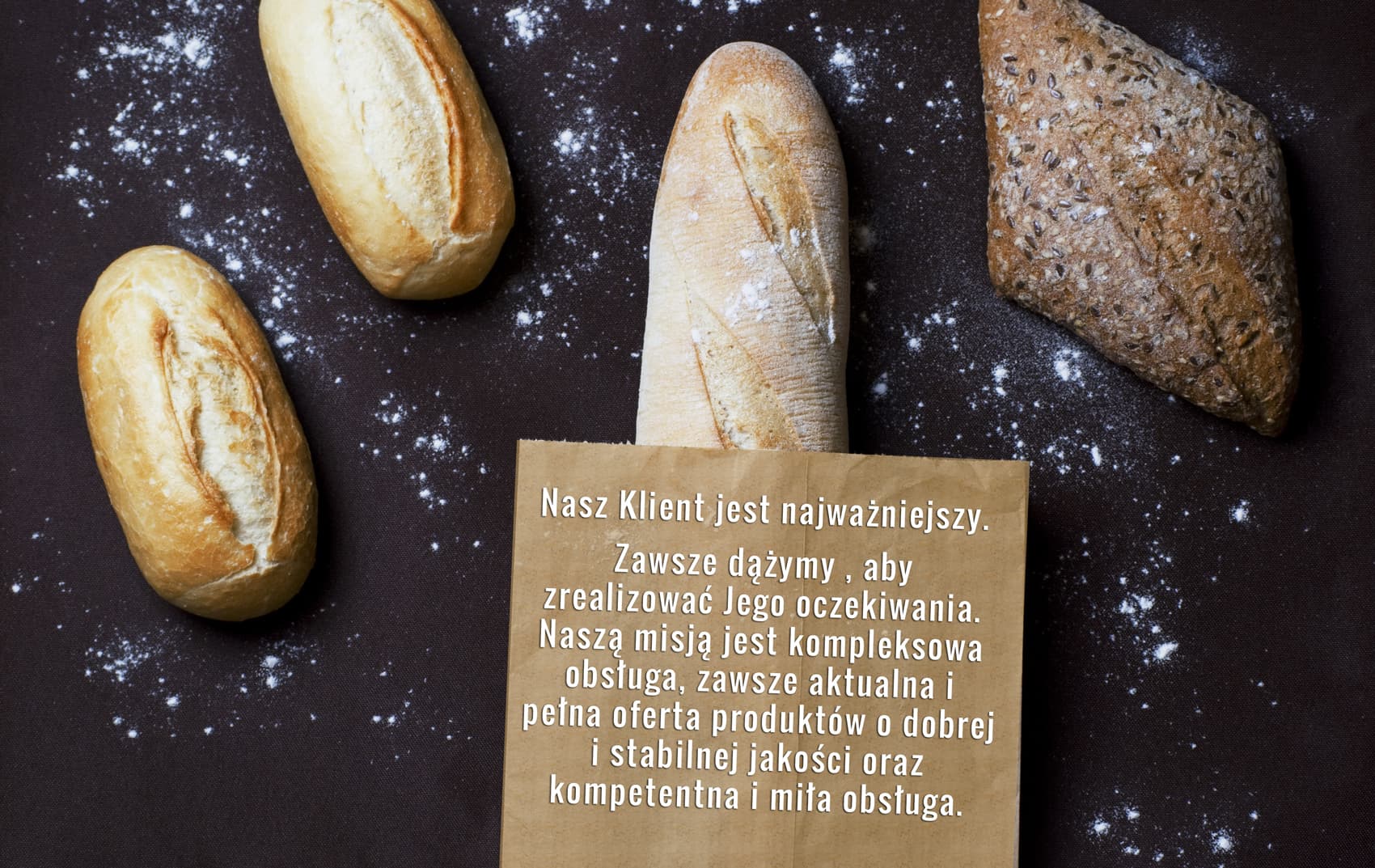 Pieczywo pszenne i wieloziarniste na blacie posypanym mąką